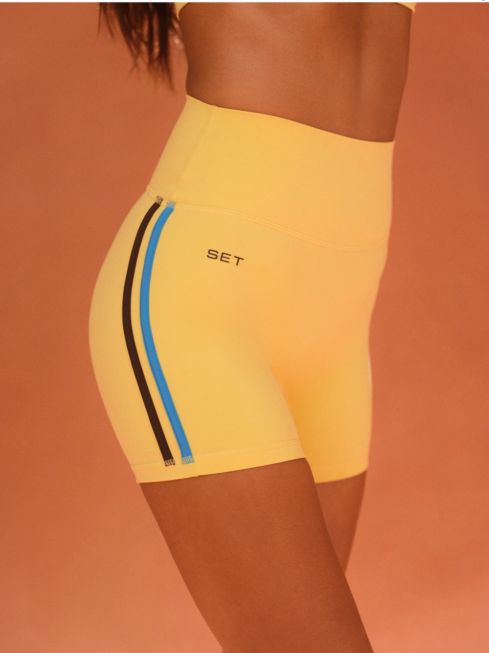 YELLOW SET ACTIVE SET. Sporty stripe gym tank and shorts - Picture 3 of 5